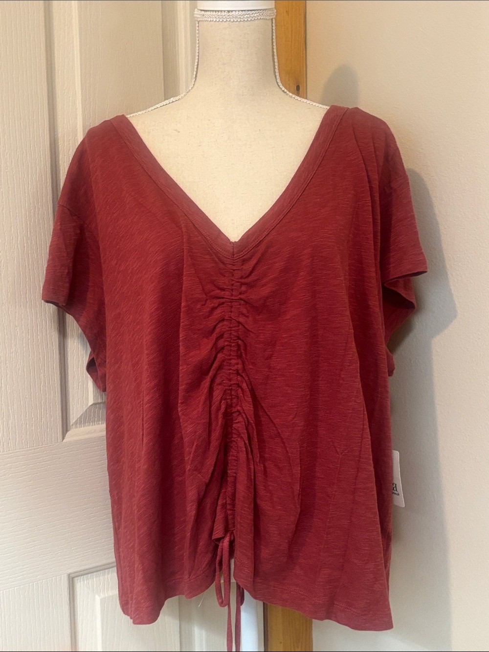 a.n.a Ruched V-Neck Short Sleeve Tee in Deep Red